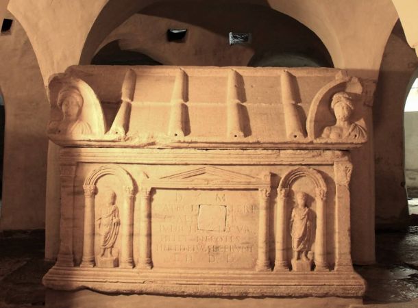 sarcofago-romano-cripta-duomo-ivrea
